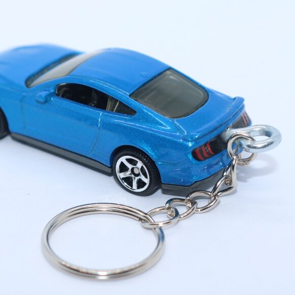 Matchbox blue Mustang 1:64 scale keychain - Picture 5 of 5